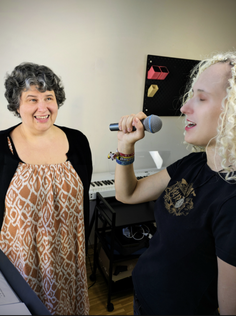 Einzelsession bei Dani Grießbauer, Schülerin singt in ein Mikrofon
